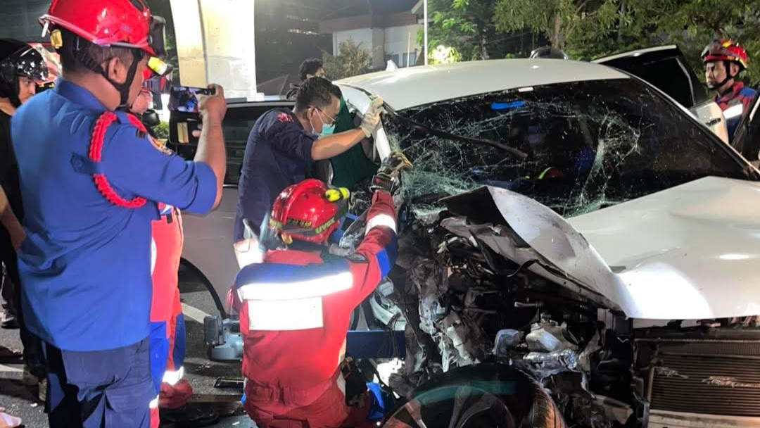 CRV Alami Kecelakaan Tunggal di Jaksel, Damkar Turun Tangan Evakuasi Korban