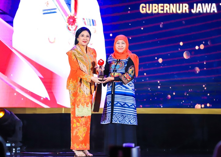 Khofifah Terima Penghargaan atas Dedikasi Pembangunan Sosial Inklusif di Jawa Timur