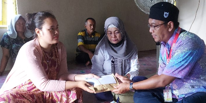 Alfamart Serahkan Santunan Bagi Korban Robohnya Alfamart Banjar