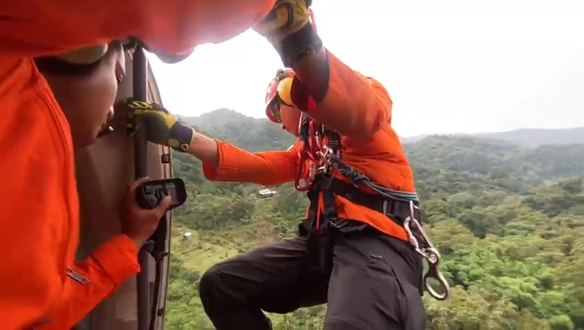 Basarnas Berhasil Evakuasi Satu Korban Pesawat ATR 42-500 dari Jurang 200 M, Langsung Diterbangkan Heli