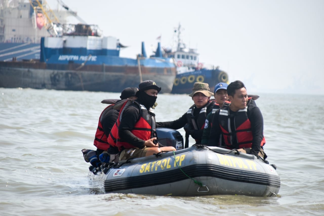 Satpol PP Surabaya Rutin Patroli Laut, Awasi Penggunaan Alat Tangkap Ikan Ilegal