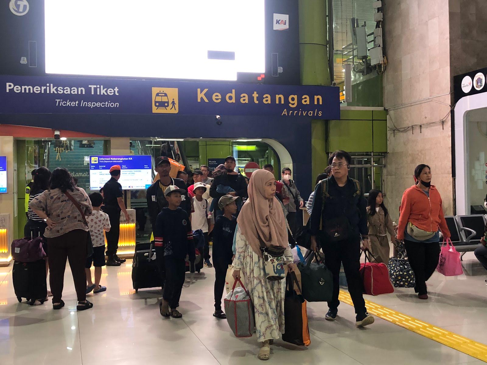 Tak Bisa Mudik Lebaran Gegara Pekerjaan, Perantau Ini Pilih Berangkatkan Ibunya dari Semarang ke Jakarta