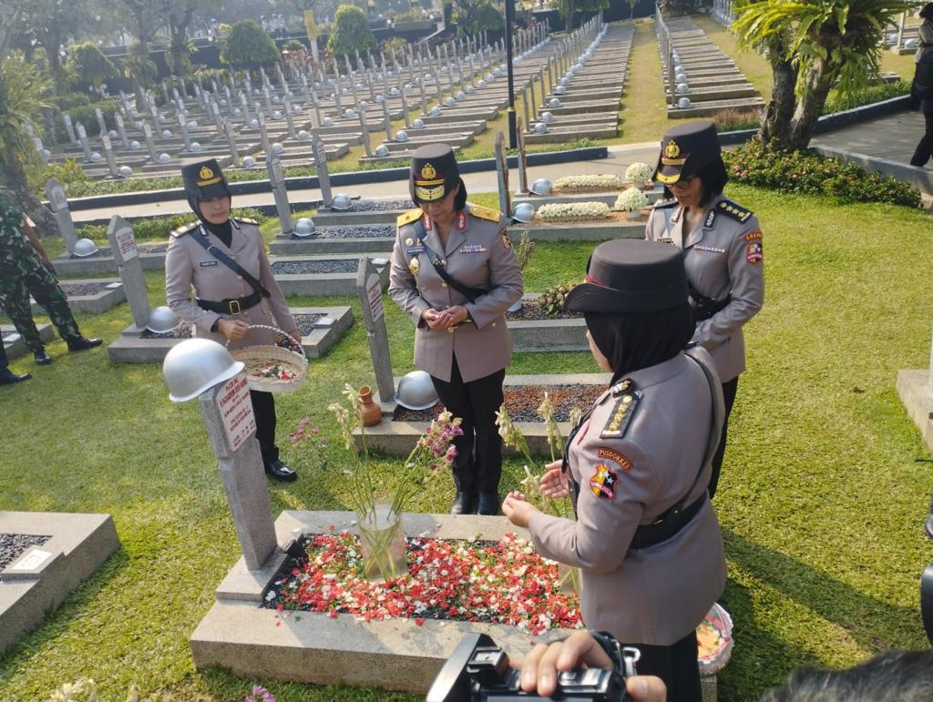 Peringati HUT Ke-75, Polwan Ziarah ke Makam Habibie hingga Ani Yudhoyono
