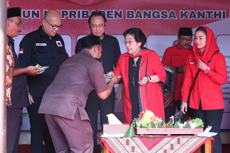 Seri Sang Putra Fajar (2): Tumpeng yang Bikin Gemetar