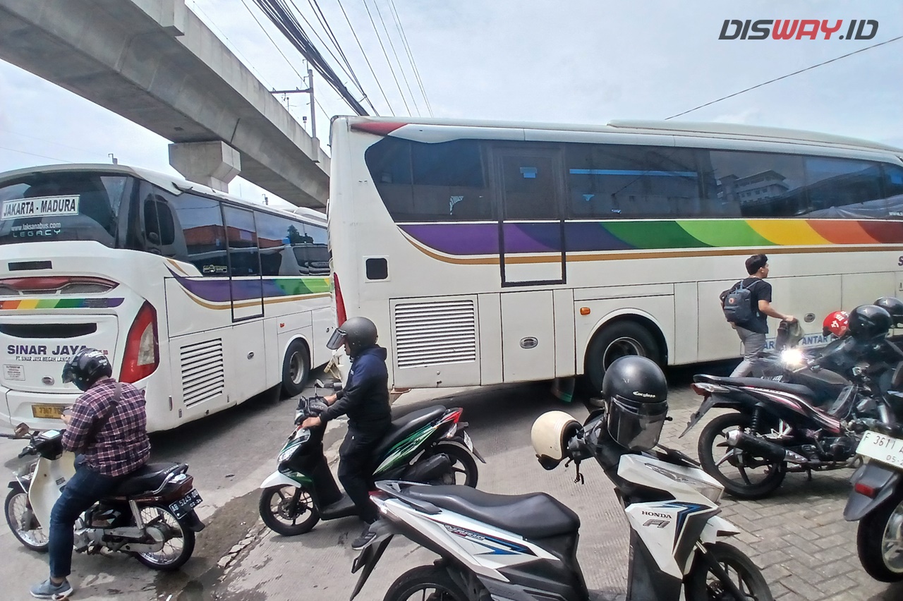 Jelang Mudik Nataru 2024, Terminal Pasar Jumat Mulai Dipadati Penumpang