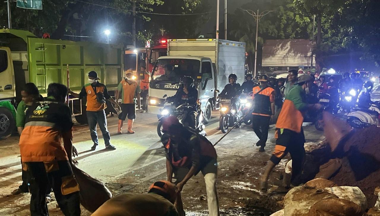 DLH DKI Angkut 18,72 Ton Sampah Sisa Demo di  Kawasan Gedung DPR