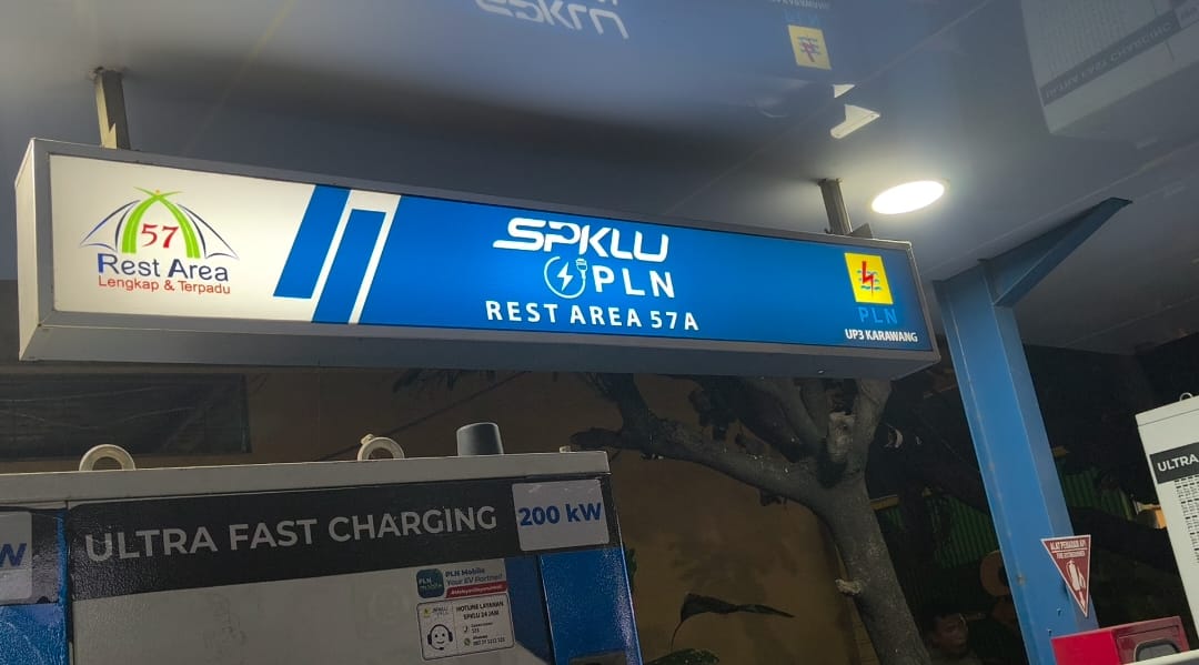 Pengguna Mobil Listrik Tak Perlu Khawatir, Dua SPKLU Hadir di Rest Area KM 57