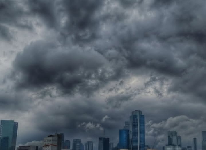 BMKG: Seluruh Wilayah Surabaya Berpotensi Hujan Petir Hari Ini, Sabtu, 7 Februari 2026