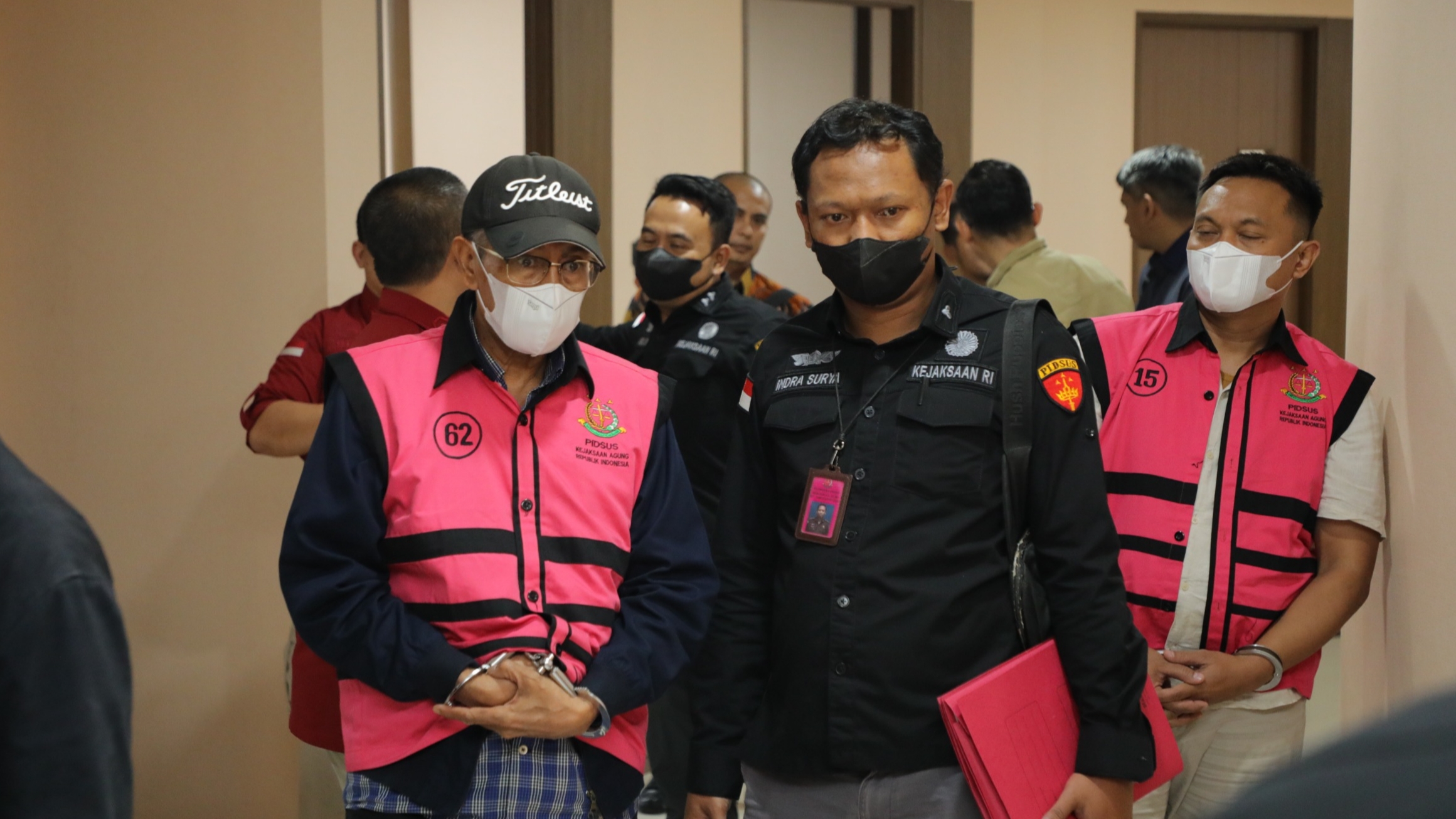 Penampakan 3 Tersangka Kasus Dugaan Korupsi Pemberian Kredit Terhadap Sritex