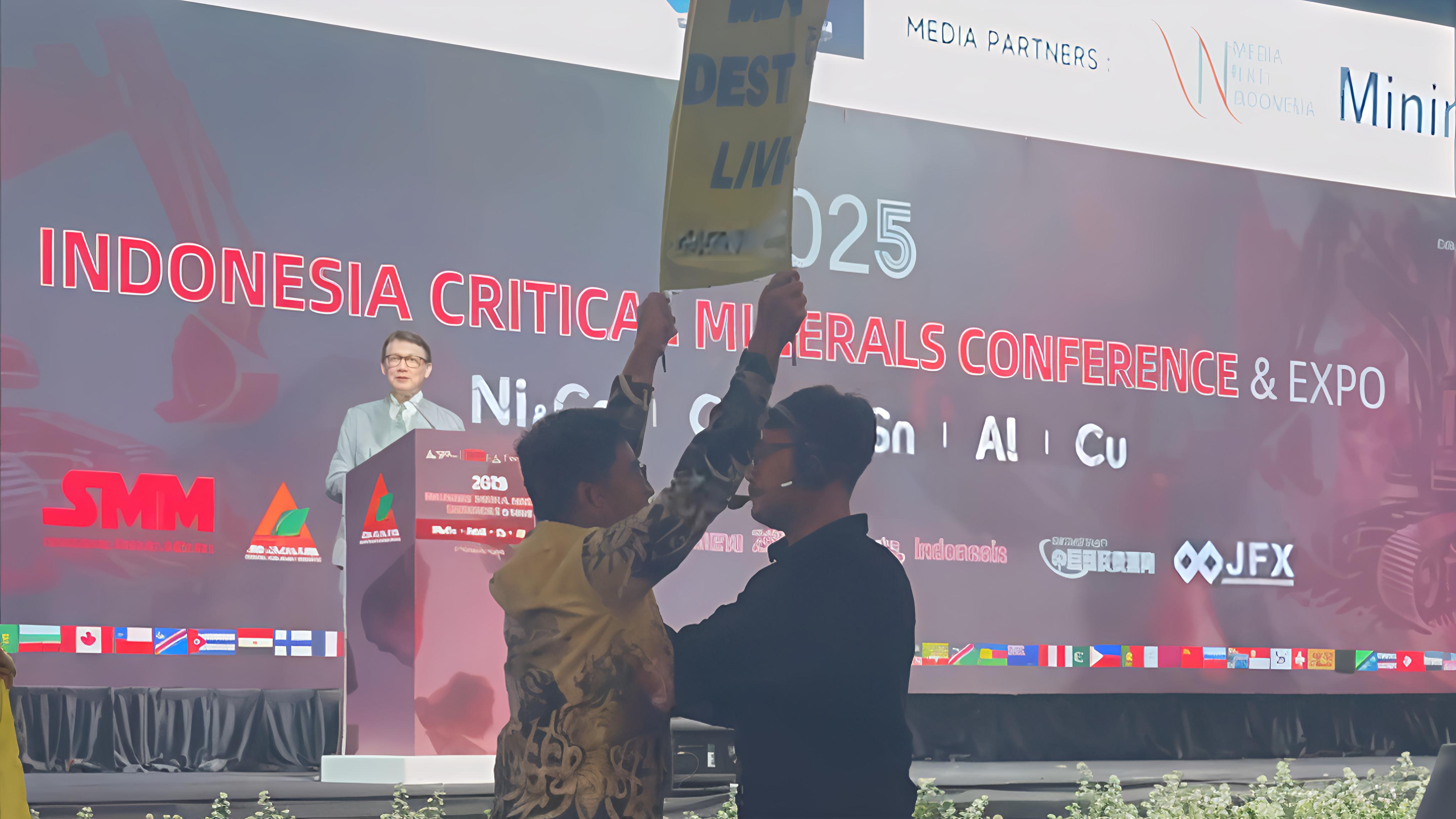 Sempat Diamankan, 4 Aktivis Greenpeace dalam Aksi Save Raja Ampat di Konferensi Nikel Dipulangkan