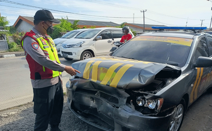 Mobil Patroli Polisi Ringsek Tertabrak Pemudik, Berakhir Baik-baik