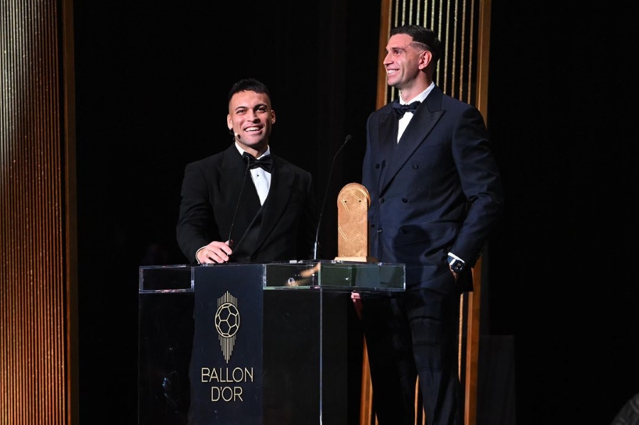 Back to Back! Emiliano Martinez Sabet Gelar Yashin Trophy di Ballon d'Or 2024