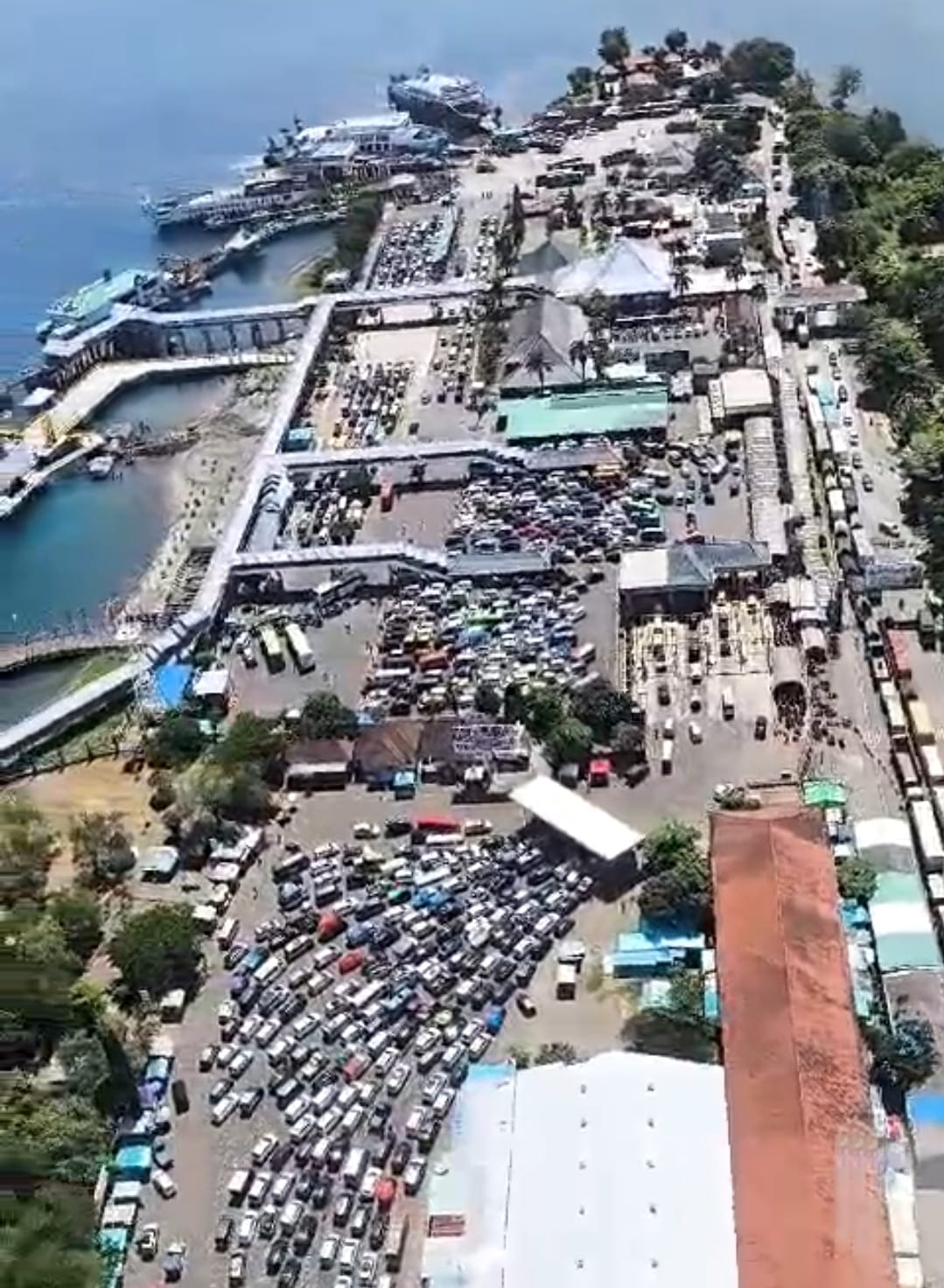 Potret Antrean Kendaraan di Pelabuhan Gilimanuk, Basarnas Siaga Evakuasi