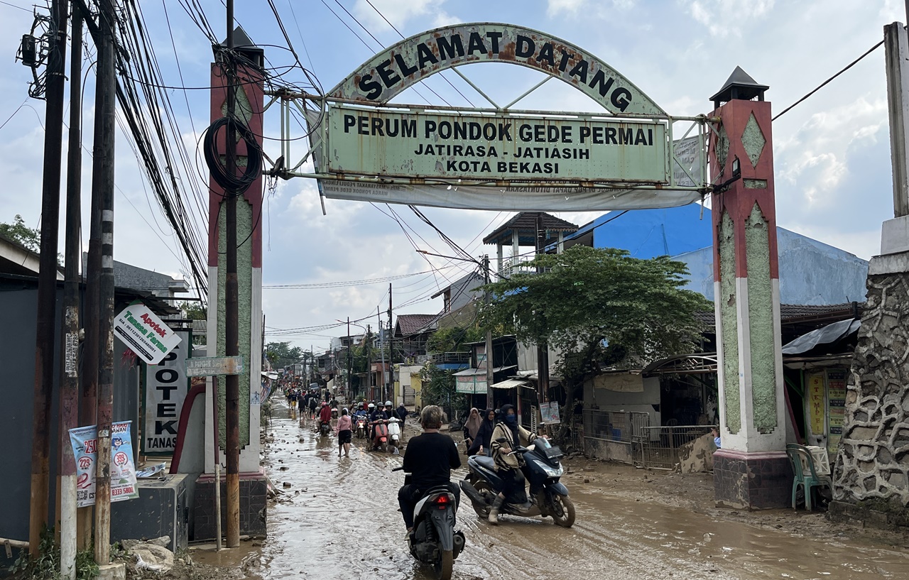 Pemkot Bekasi Kerahkan OPD Untuk Membersihkan Rumah Warga Terdampak Banjir