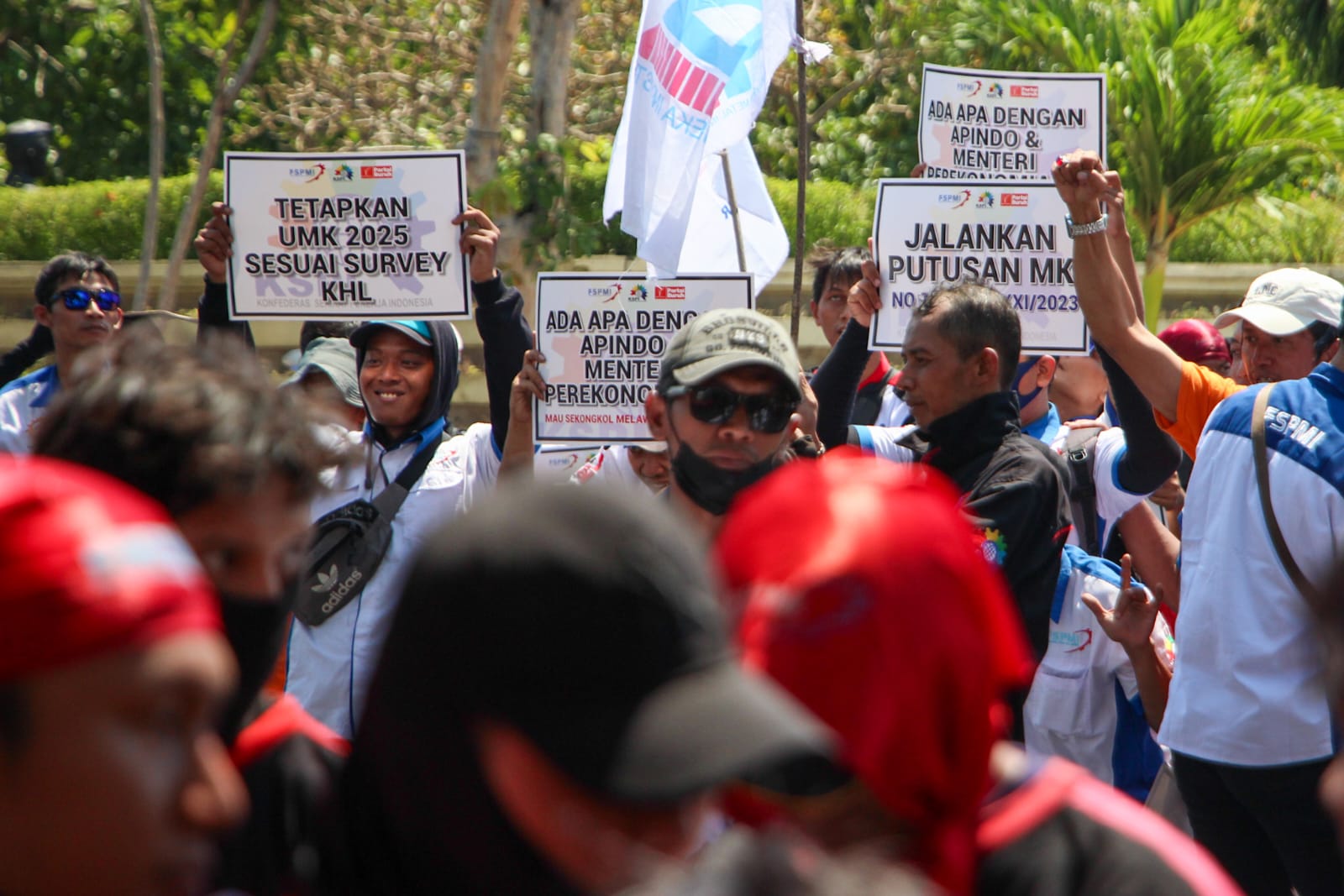 Geruduk Kantor Gubernur Jatim, Ratusan Buruh Tuntut Kenaikan UMK 10 persen