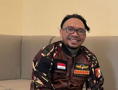 Jonathan Latumahina Bersimpuh di Depan Nyai Hj Sinta Nuriyah Abdurrahman Wahid