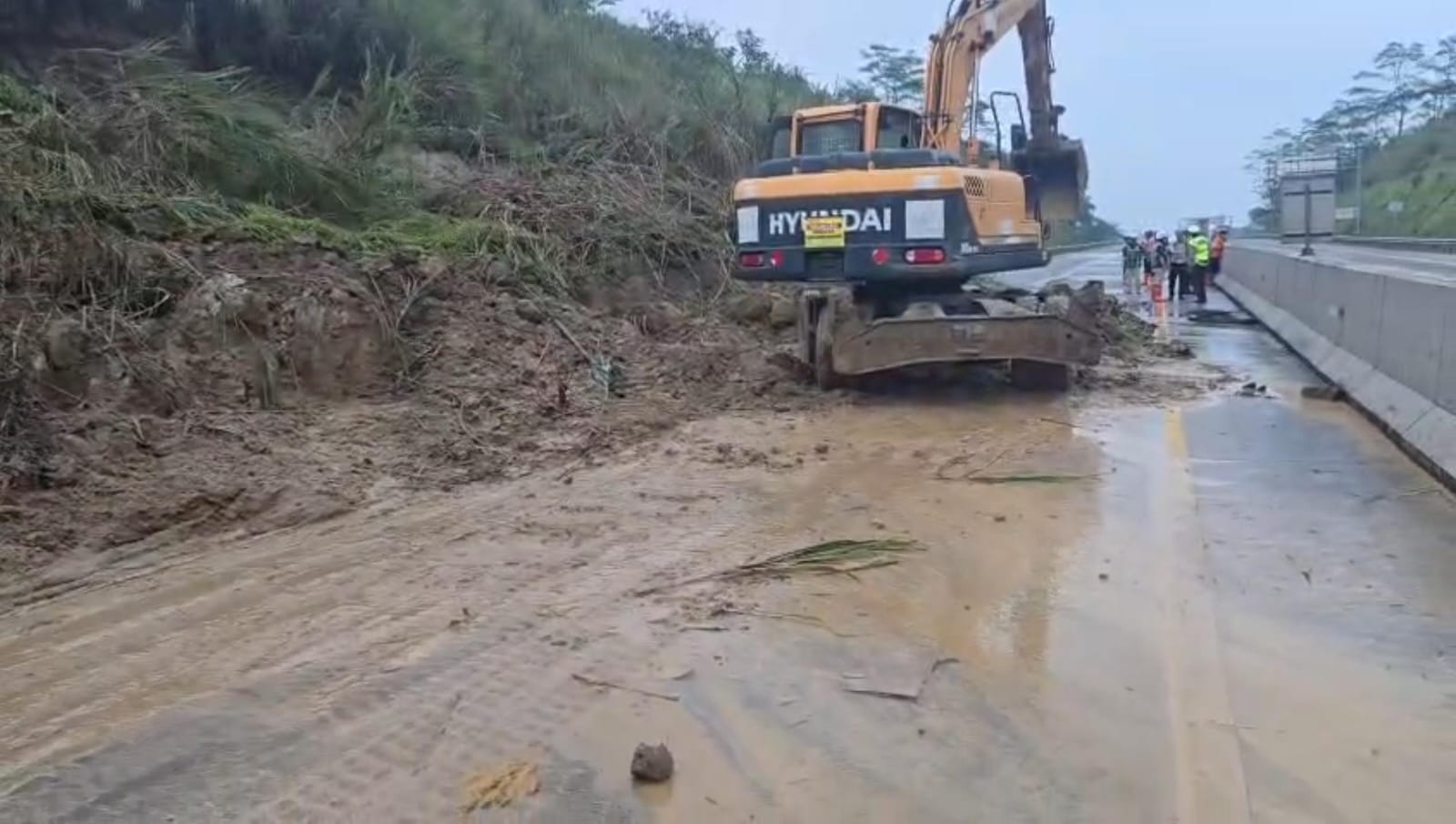 Longsor di Tol Bocimi KM 72, Kementerian PU Kerah Alat Berat 