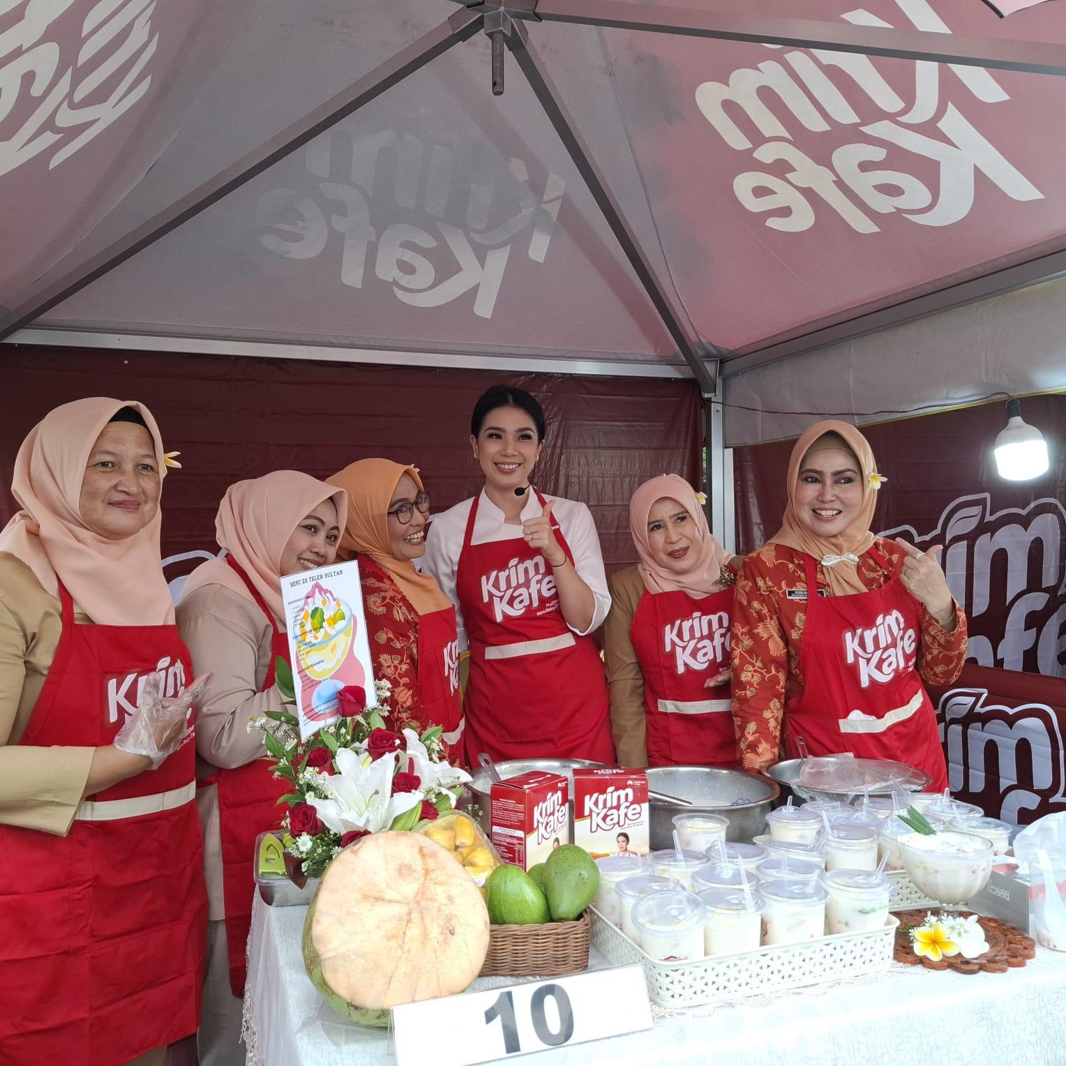 Chef Devina Hermawan Seru-seruan Bareng Ibu-Ibu Jakarta Pecahkan Rekor MURI Masak Takjil dengan Kreasi Krim