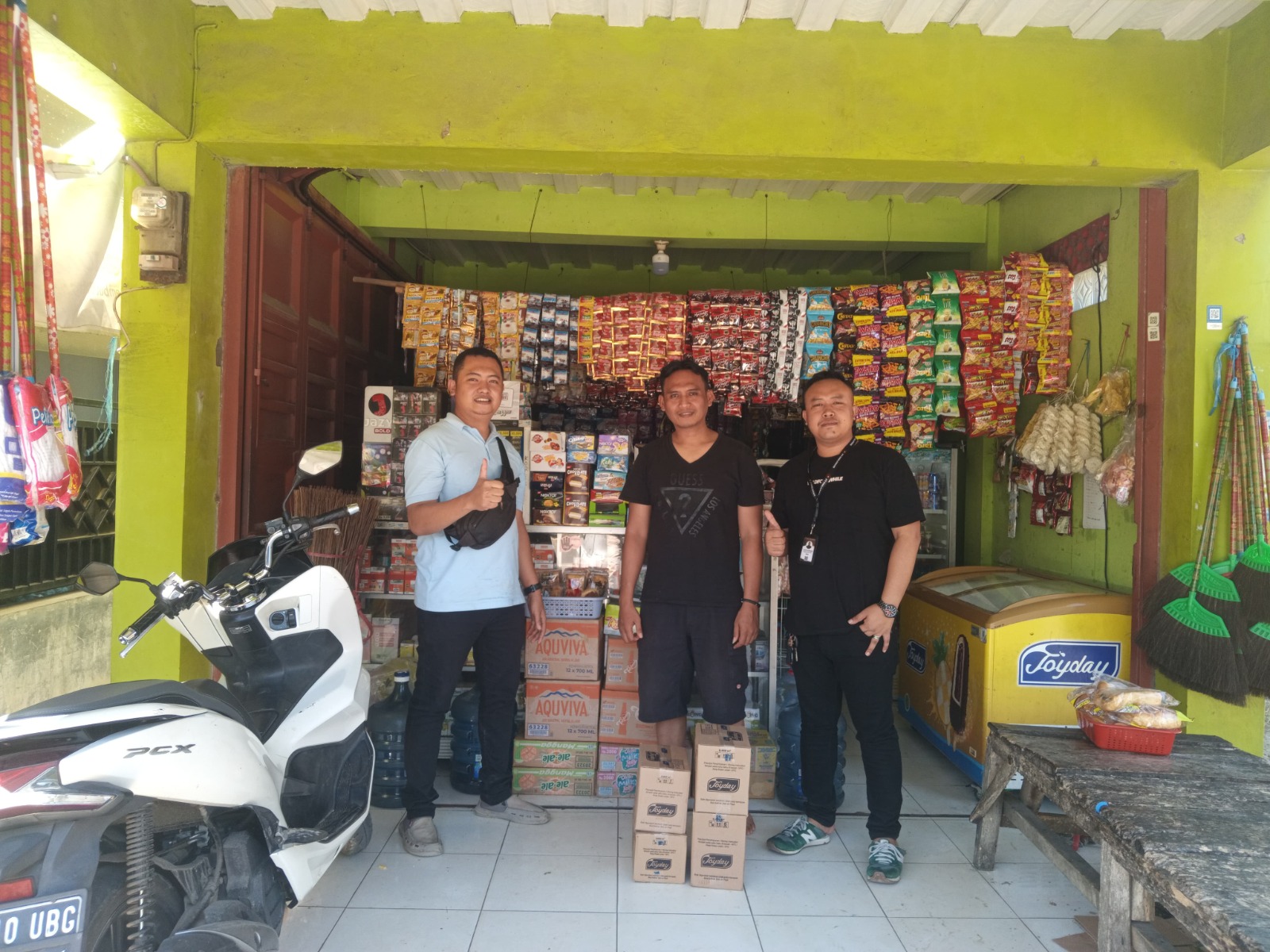 Yili Indonesia Beri Bantuan Mitra Usaha Terdambak Banjir di Jawa Barat
