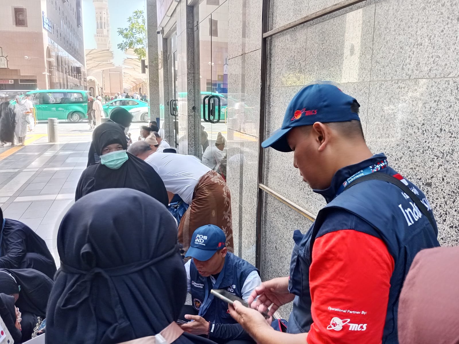 Jemaah Haji Antre Layanan Kargo Pos Indonesia di Madinah