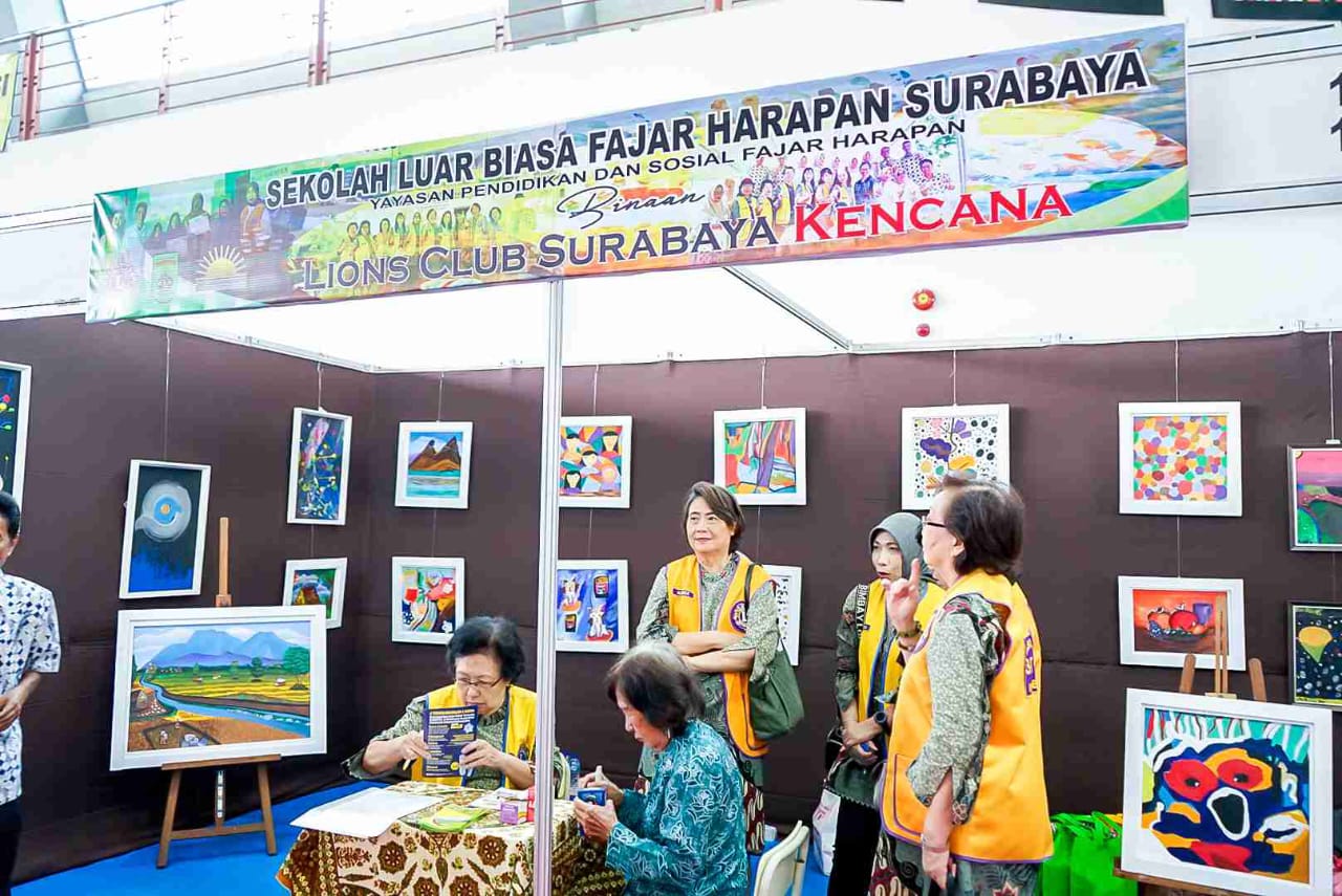 Pasar Seni Lukis di Jatim Expo 2024, Lions Club Surabaya Kencana ajak SLB Fajar Harapan Berkarya Bersama