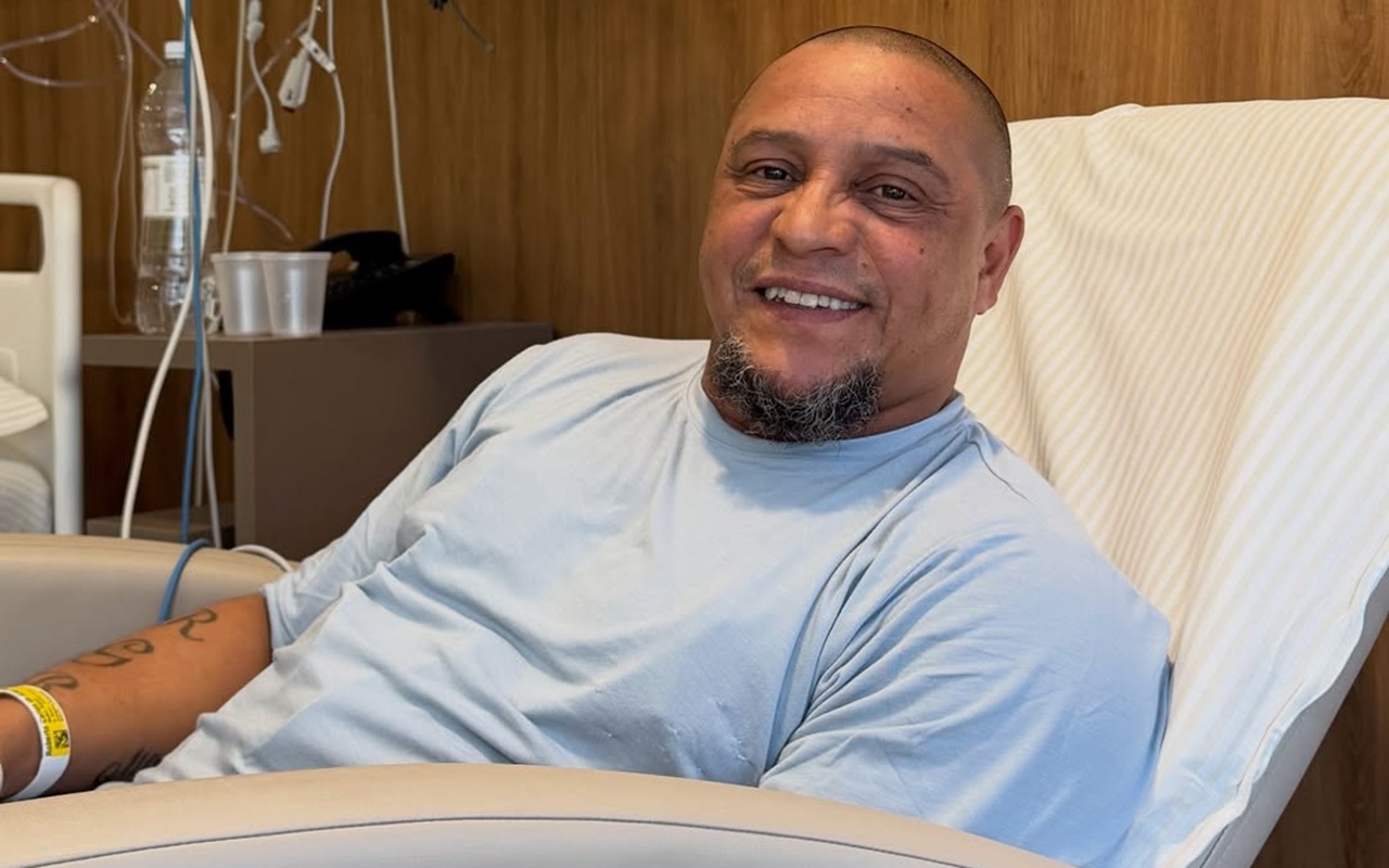 Bukan Serangan Jantung! Roberto Carlos Buka Suara Usai Dirawat di Rumah Sakit dan Jalani Angioplasti