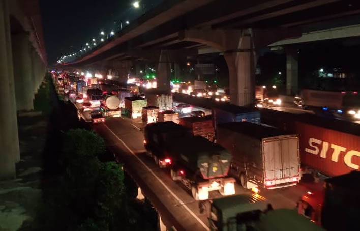 Kemacetan TOL Cikampek Tembus Wilayah Cikunir Hingga Malam Ini, Kendaraan Berat Merayap dari Arah Jakarta