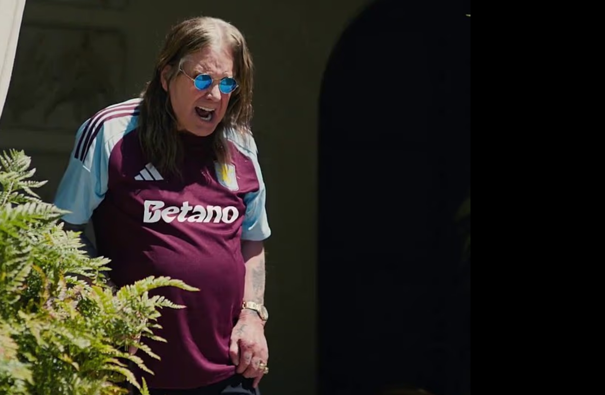 Aston Villa dan Adidas Beri Penghormatan Menyentuh untuk Ozzy Osbourne, Sang Villan Sejati
