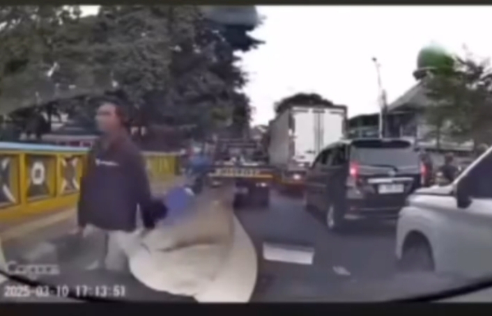 Viral Bajing Loncat Gasak Jerigen Minyak dari Pick Up di Koja, Begini Aksinya