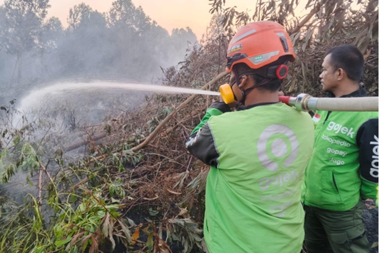 Cerita Driver Gojek Bantu Damkar Padamkan Titik Api di Banjarbaru, Kalimantan