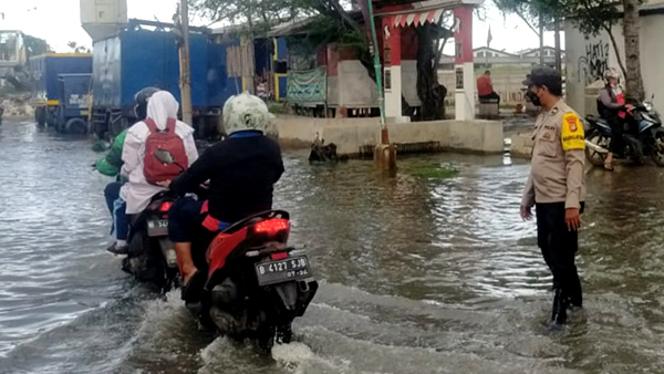 Bentuk Respon Cepat Polsek Kalideres Hadapi Dampak Banjir