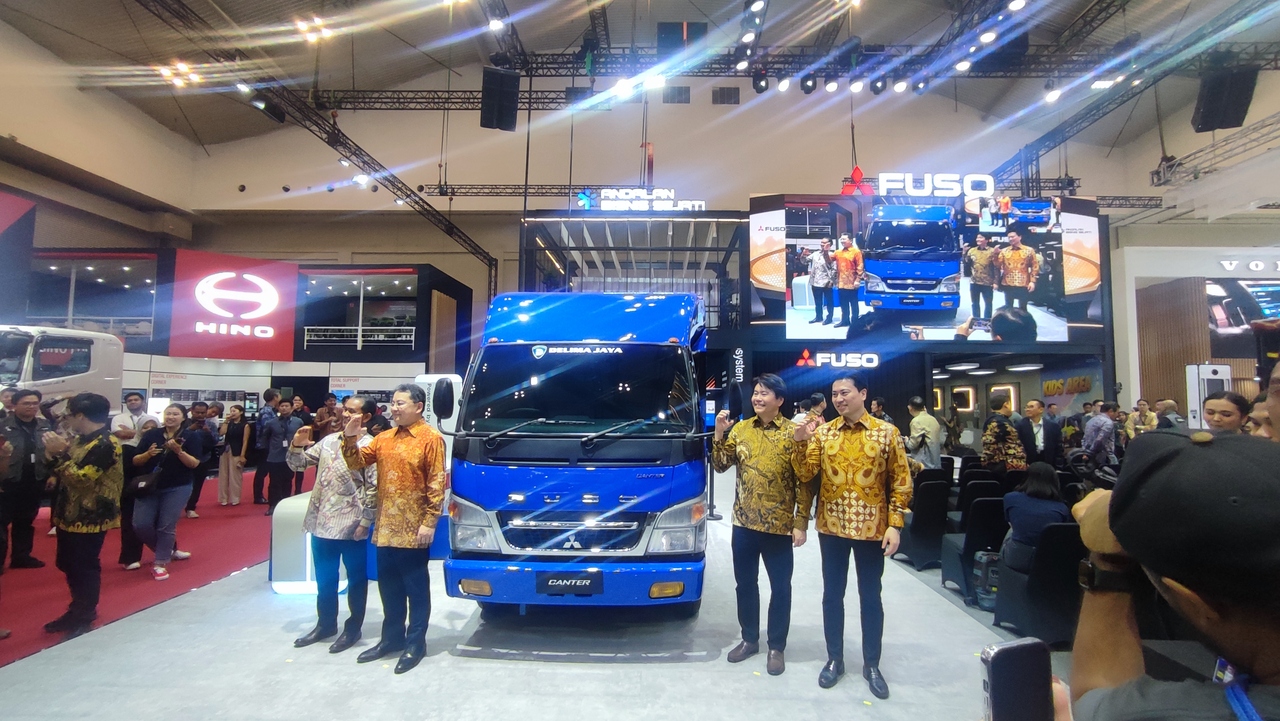 Ultah ke-55, Mitsubishi Fuso Pamer Truk Listrik Pengisi Daya dan Varian Anyar di GIIAS 2025