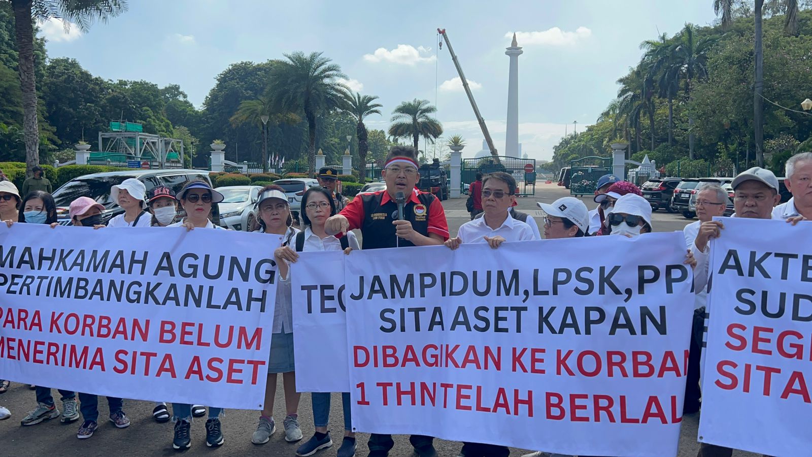 Didampingi Kuasa Hukum, Ratusan Orang Berdemo di Monas Menolak PK Bos Indosurya di MA