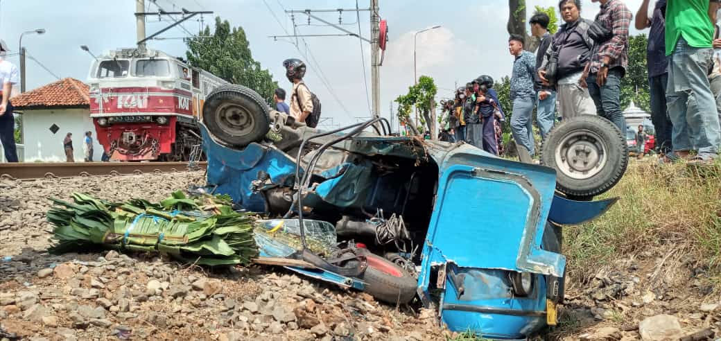 Kondisi Bajaj yang Ditabrak Kereta di Bekasi, Ringsek Tak Berbentuk Lagi