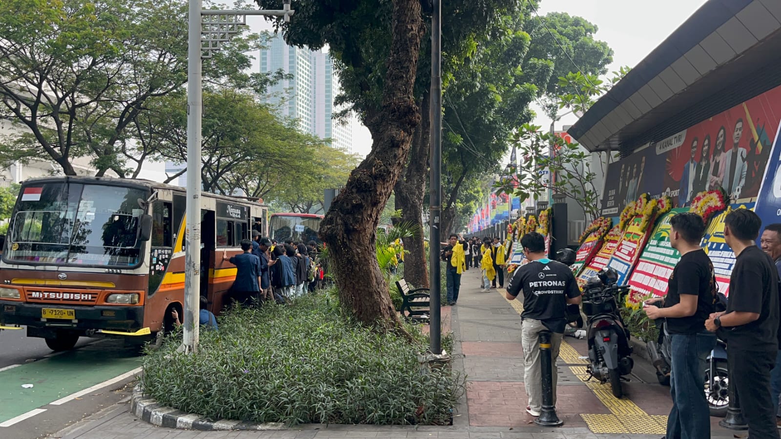 BEM UI Melawan Meski Diblokade Polisi di Flyover Semanggi, Tetap Demo ke Bundaran HI