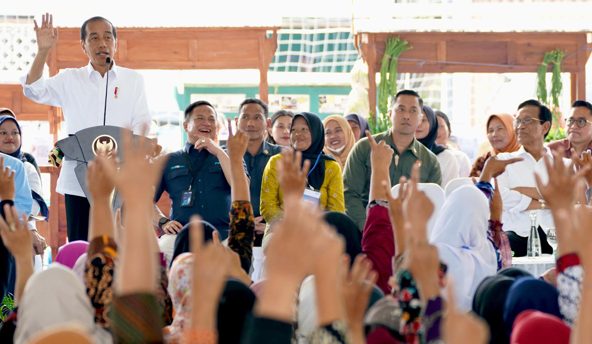  Jokowi Ajak Sultan Jogja Temui 5.000 Nasabah PNM Mekaar di Bantul