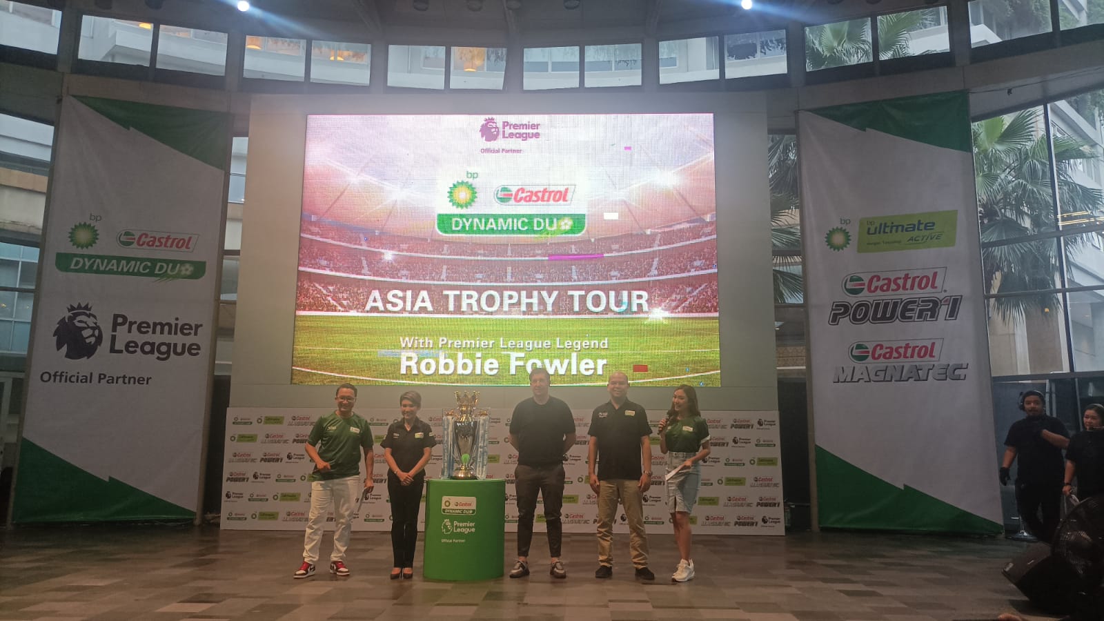 'bp Castrol Dynamic Duo Premier League Trophy Tour' Mampir ke Indonesia, Legenda Inggris Robbie Fowler Juga Datang, Sob!
