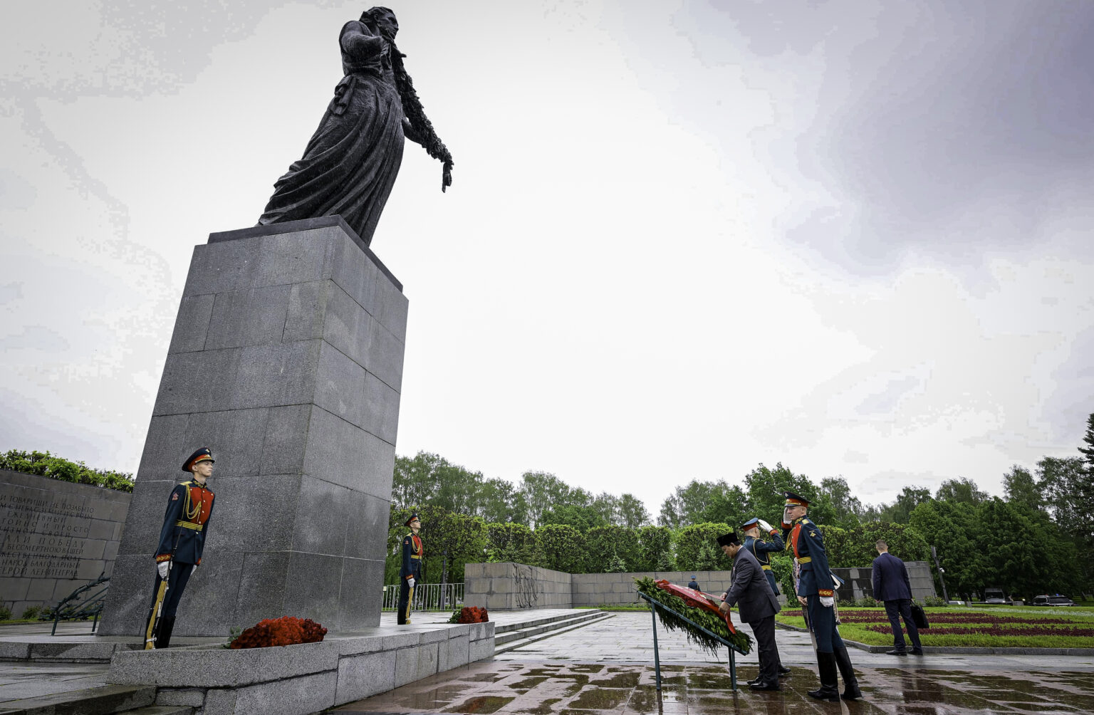 Kunjungan ke Rusia, Prabowo Tabur Bunga di Taman Makam Pahlawan St. Petersburg