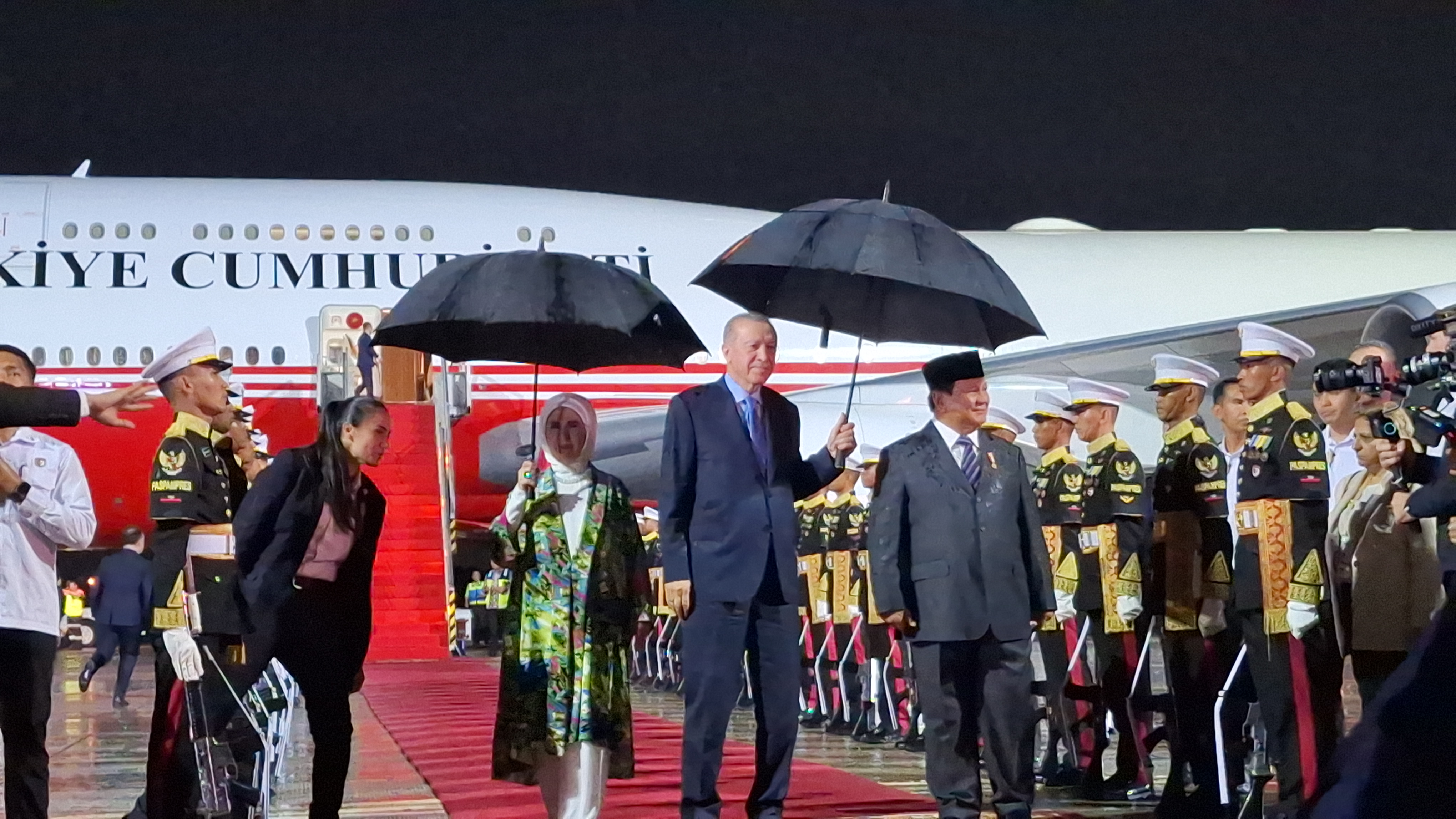 Erdogan Datang di Jakarta Malam Ini, Prabowo Sempatkan Menyambut meski Hujan