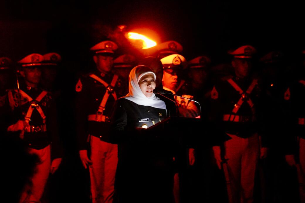 Pimpin Apel Kehormatan dan Renungan Suci, Khofifah Ajak Masyarakat Lanjutkan Perjuangan dan Pengabdian Para Pahlawan