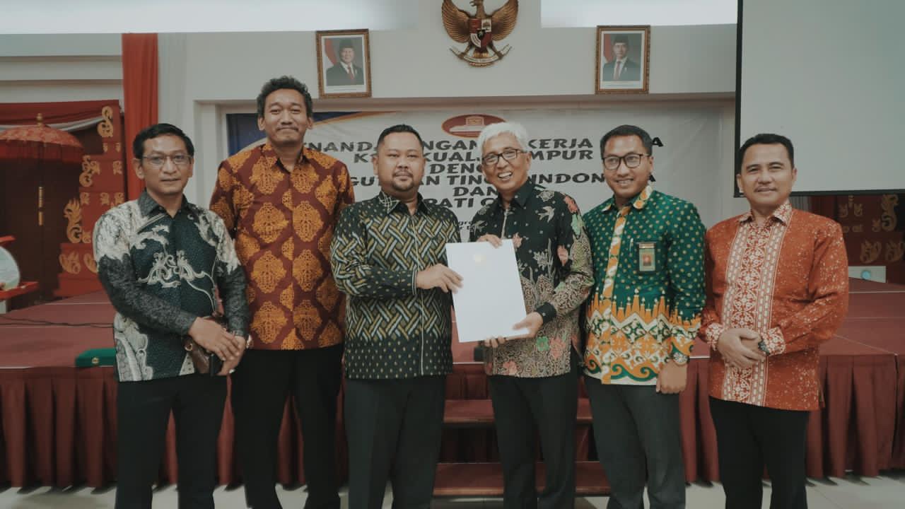 Bupati Gresik Teken MoU dengan KBRI Malaysia, Selamatkan Anak Pekerja Migran dari Generasi Tanpa Identitas