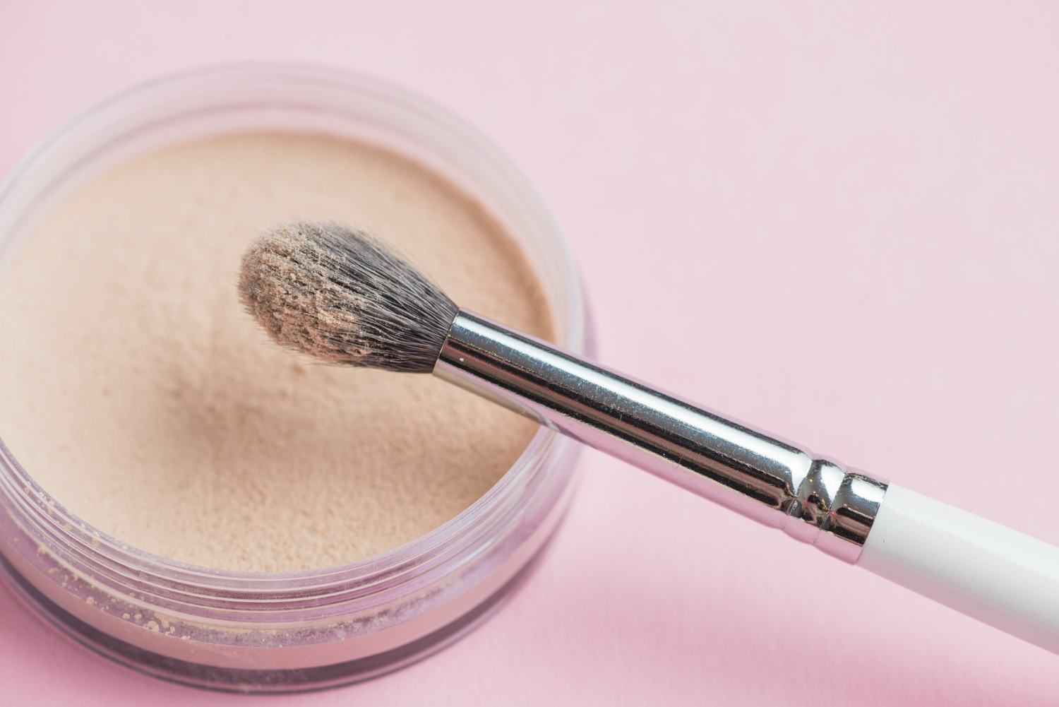 Ingin Makeup Awet Seharian? Kenali Fungsi dan Cara Pakai Setting Powder