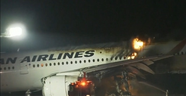 Pesawat Japan Airlines Berpenumpang 379 Orang Terbakar Hebat di Landasan Pacu Bandara Haneda Tokyo
