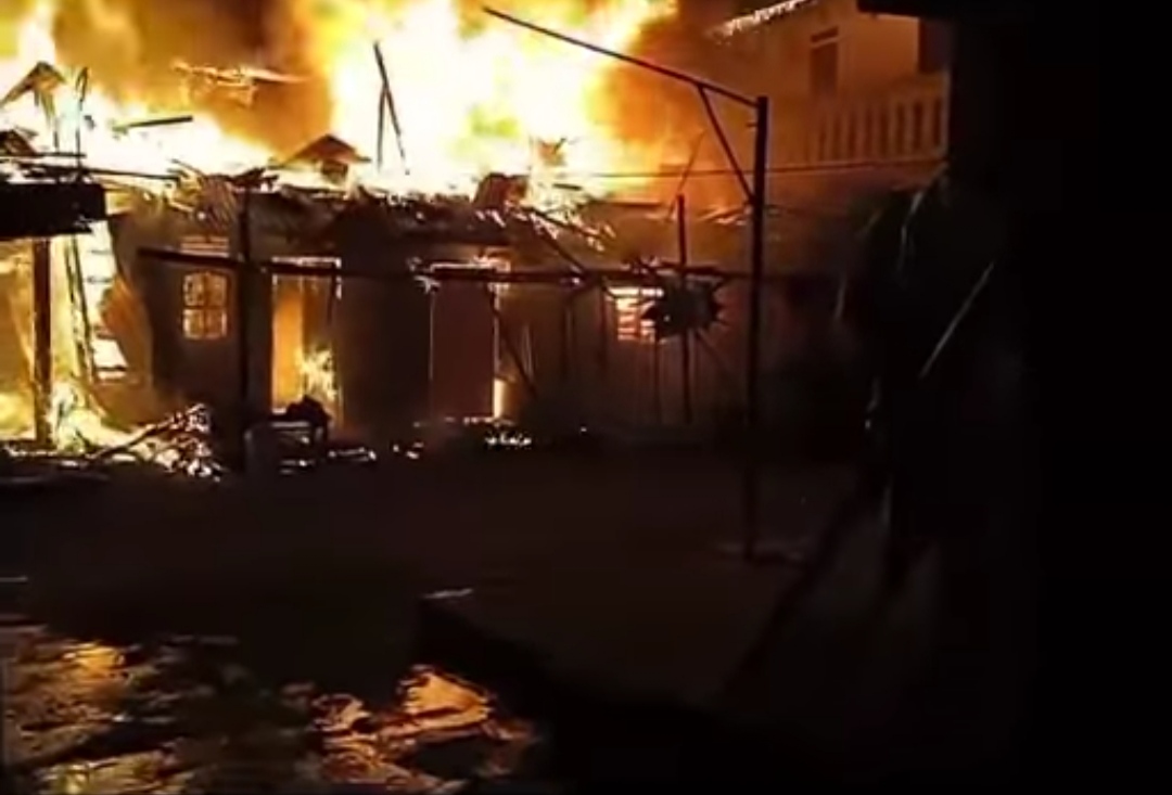 Ruma Tinggal Di Menteng Atas Kebakaran Hebat, 19 Unit dan 75 Personil Pemadam Kebakaran Dikerahkan