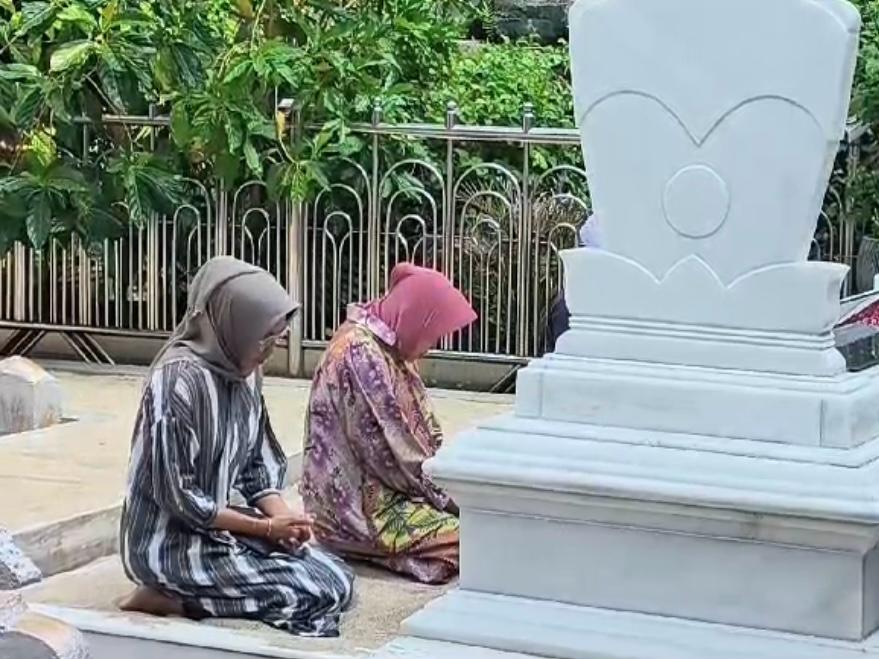 Risma Ziarah ke Makam Sunan Giri, Tukang Ojek Sampaikan Isi Hati