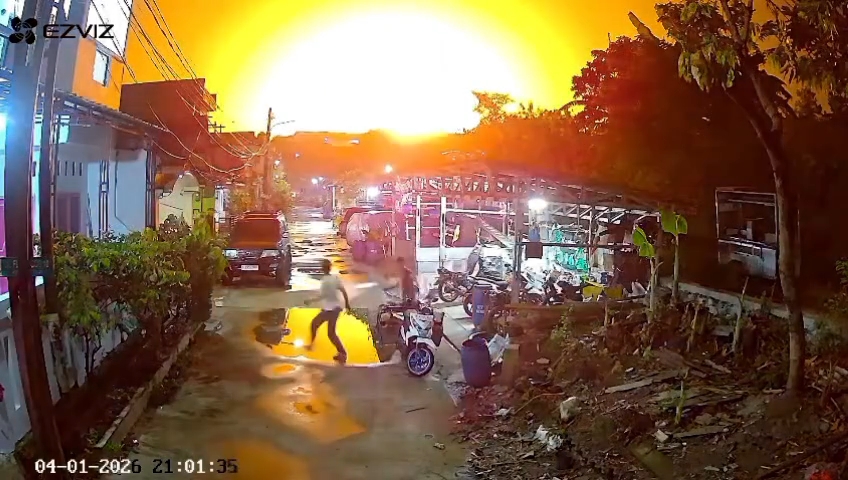 Bak Rudal Iran, Langit Bekasi Memerah Kala SPBE Cimuning Meledak!