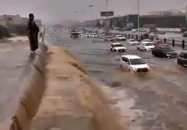 Banjir Bandang di Arab Saudi Hanyutkan Ratusan Mobil, Begini Kondisi Kota Suci