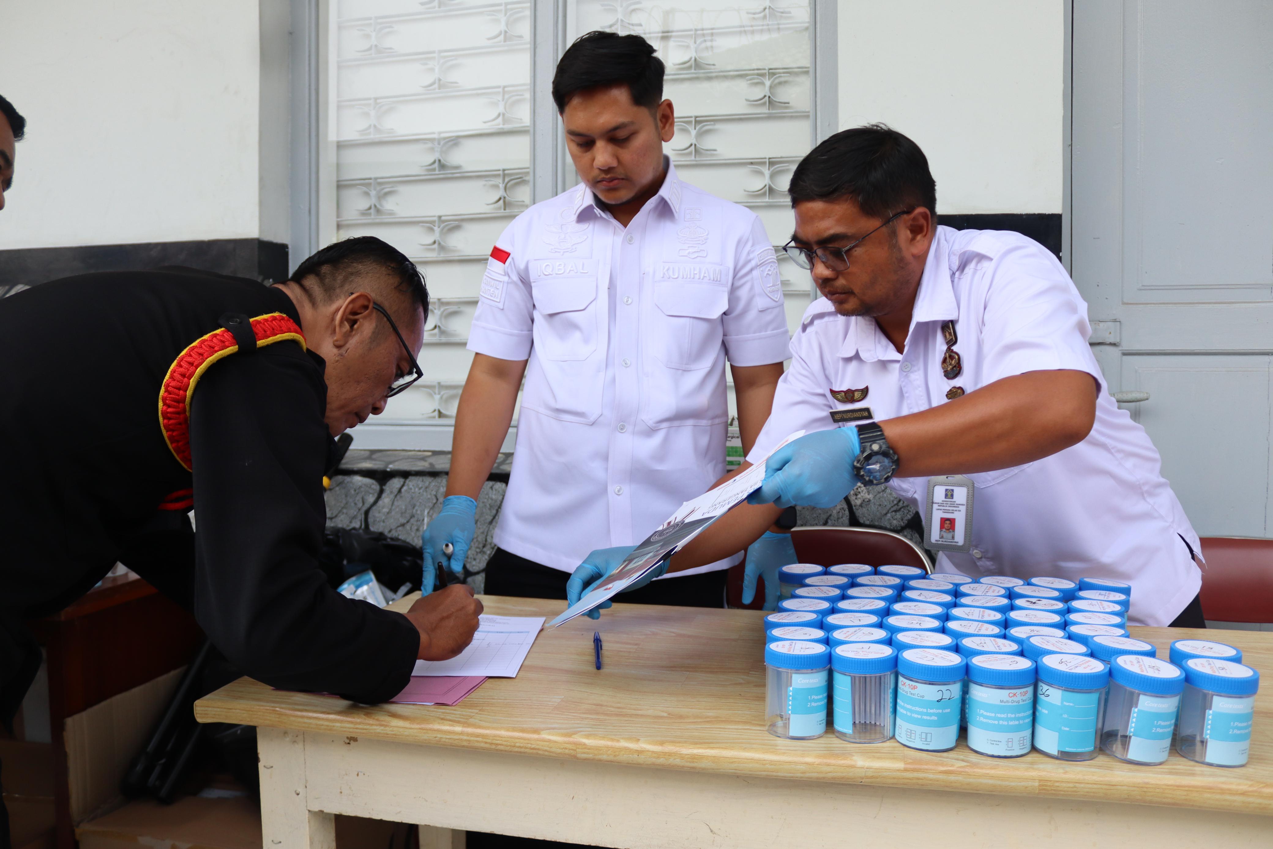 Pastikan Bersih dari Penyalahgunaan Narkoba, Petugas Lapas Pemuda Tangerang Jalani Tes Urine