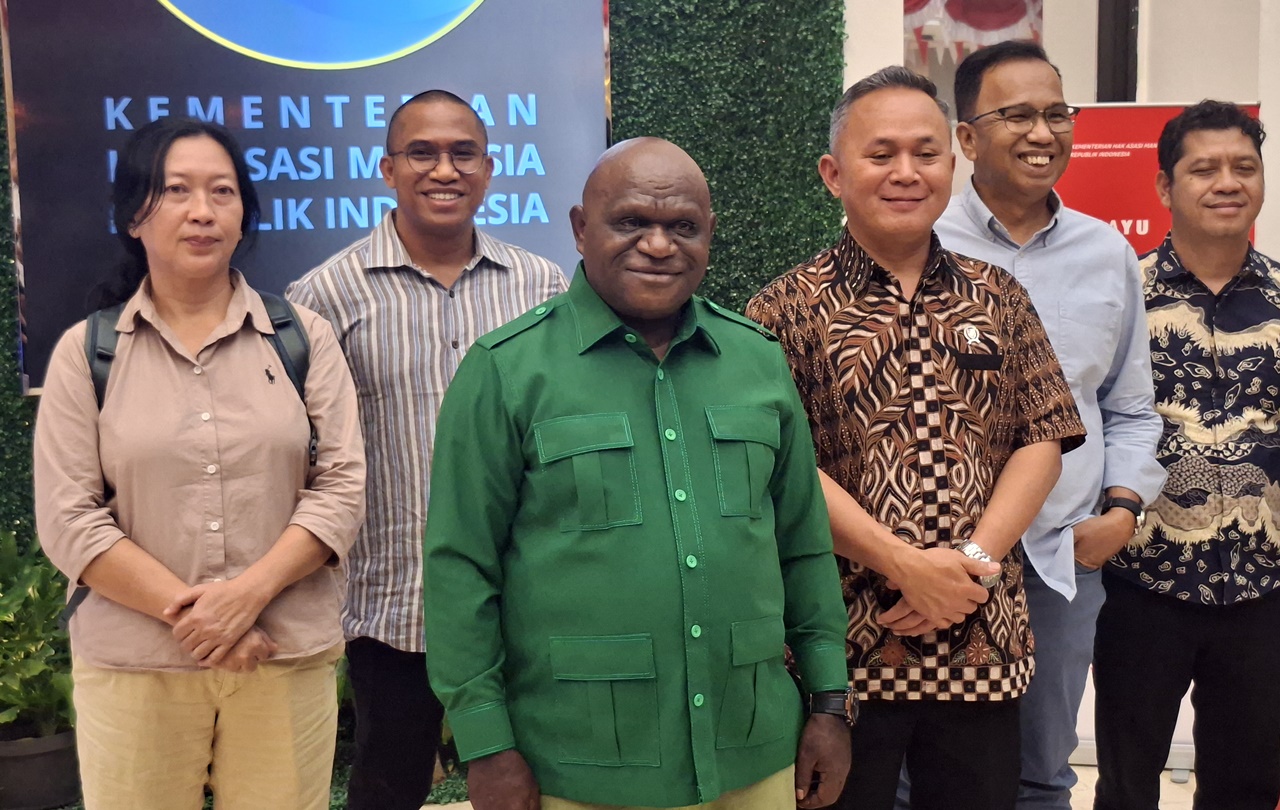 Natalius Pigai Serukan Pembangunan Ruang Demonstrasi Khusus di Depan DPR, Ini 8 Alasan Utamanya