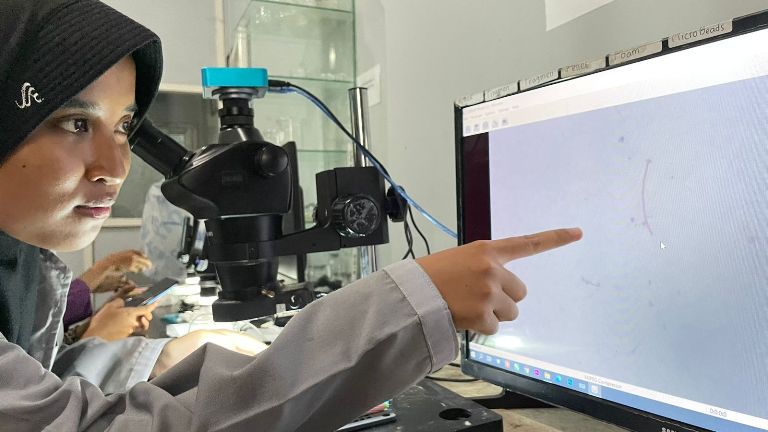 Air Hujan di Surabaya Tercemar Mikroplastik